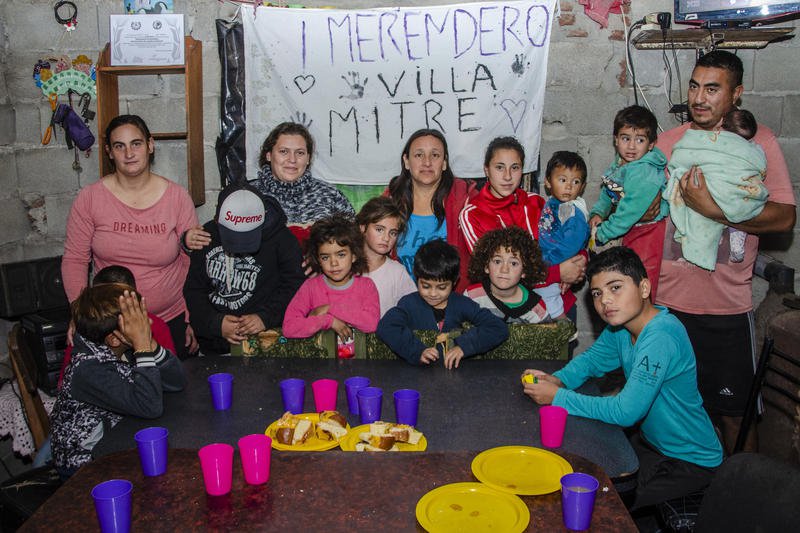 "Ver a los chicos venir con el tuppercito para  llevarse la comida a sus casas, es muy triste"