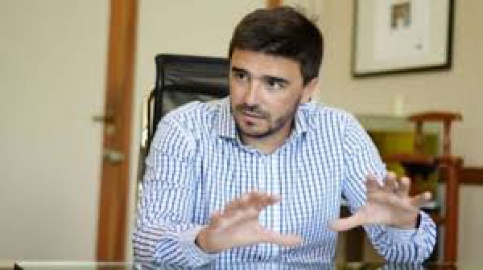 "De las crisis se sale trabajando, no parando el país"