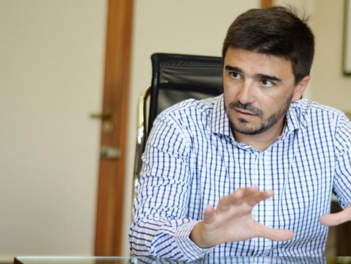 "De las crisis se sale trabajando, no parando el país"