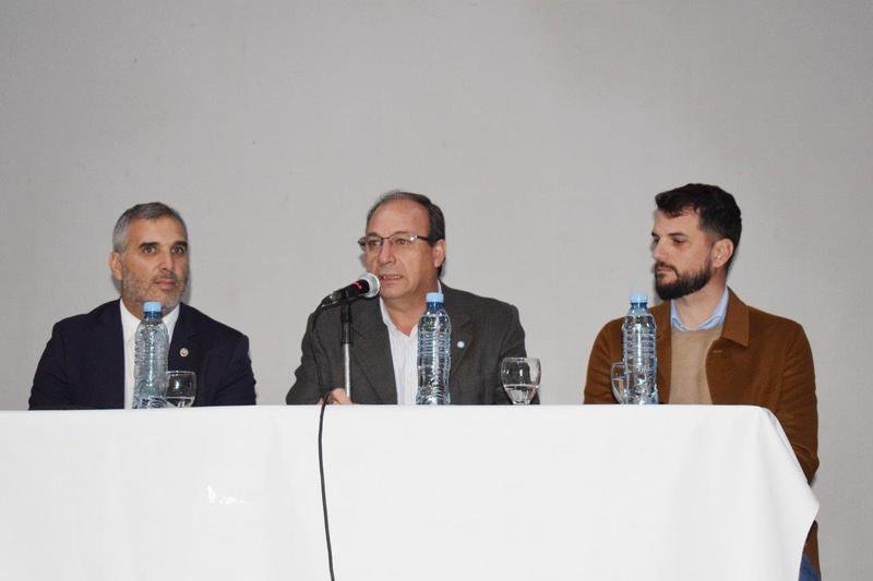 Se realizó un acto de entrega y firma de escrituras