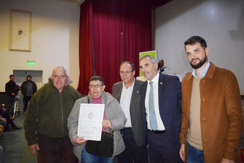 Se realizó un acto de entrega y firma de escrituras