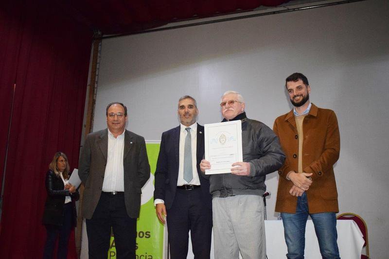 Se realizó un acto de entrega y firma de escrituras