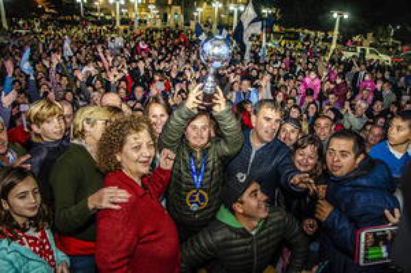Azul le dio una emotiva bienvenida a "Nacho",  subcampeón del mundo y campeón de la vida