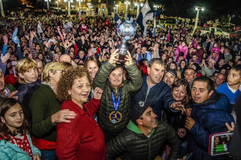 Azul le dio una emotiva bienvenida a "Nacho",  subcampeón del mundo y campeón de la vida