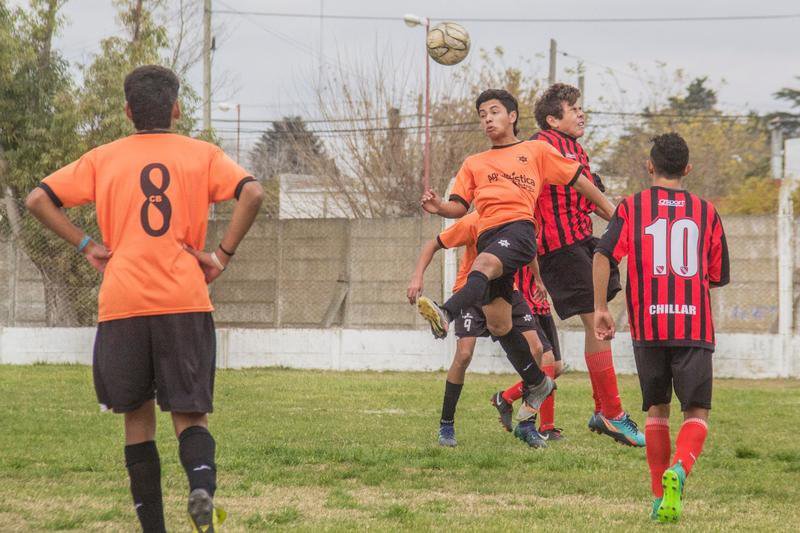 Chacarita ganó y sacó más ventaja 
