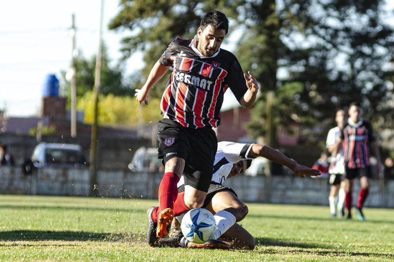 Con juego, Chacarita revirtió el partido y sigue como líder 