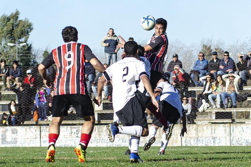 Con juego, Chacarita revirtió el partido y sigue como líder 
