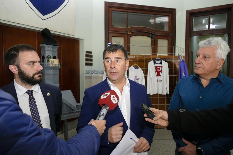 Una charla y entrega de equipamiento de energía  renovable a la Escuela de Educación Técnica N° 2