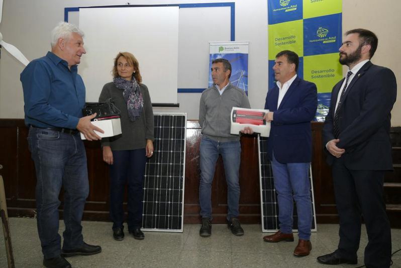 Una charla y entrega de equipamiento de energía  renovable a la Escuela de Educación Técnica N° 2