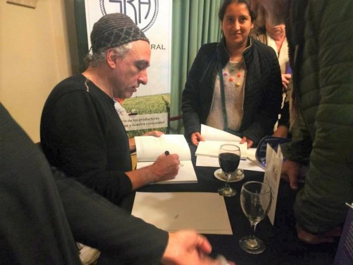 Quedó oficialmente presentado el libro  "Evita, nacida para molestar", en Azul