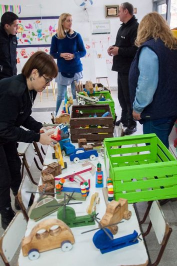Donación de juguetes elaborados  por internos de la cárcel de Azul