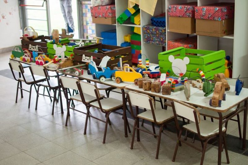 Donación de juguetes elaborados  por internos de la cárcel de Azul