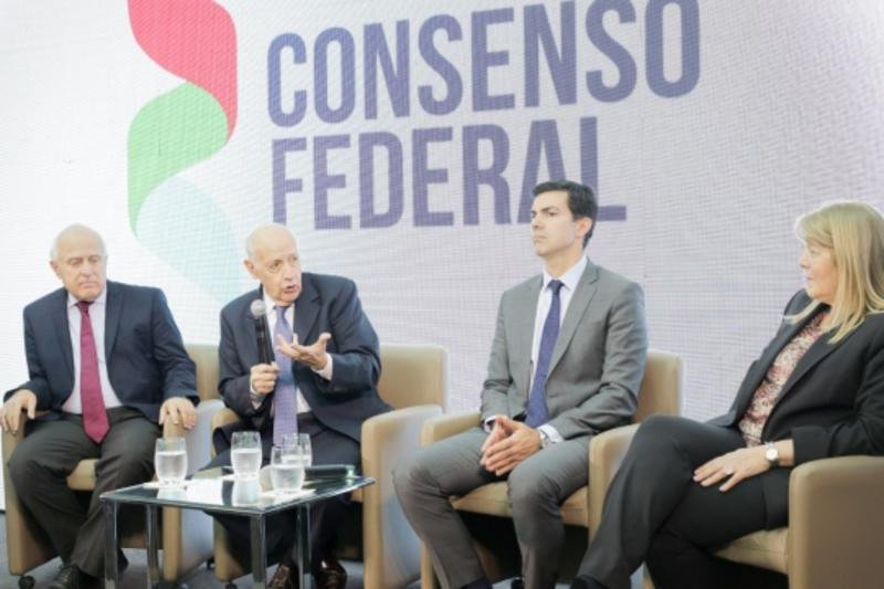 Puja por la cabeza de Diputados demora el anuncio del gobernador de Lavagna