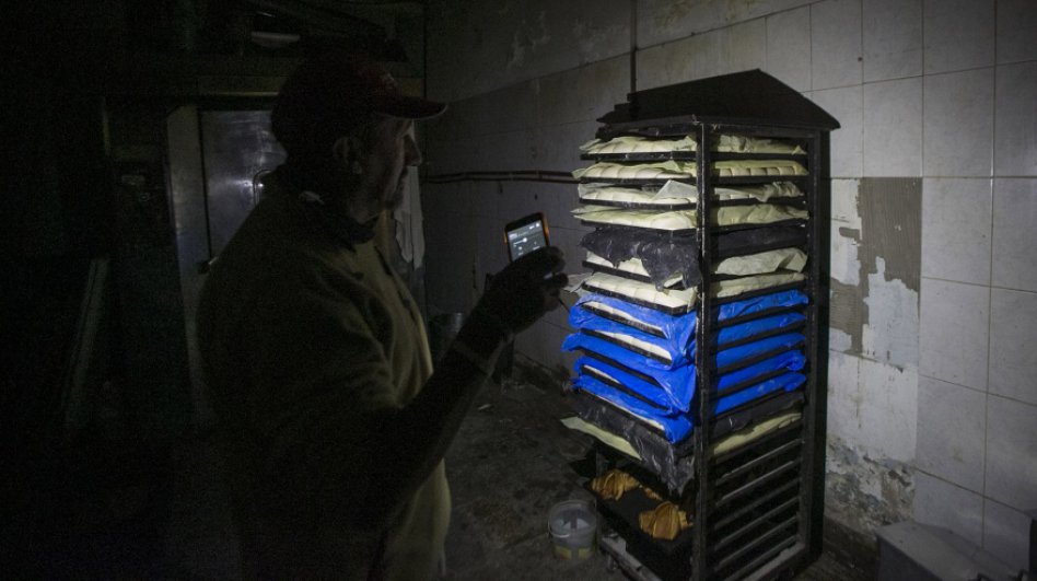 Miles de personas llevan 48 horas sin luz y realizan piquetes