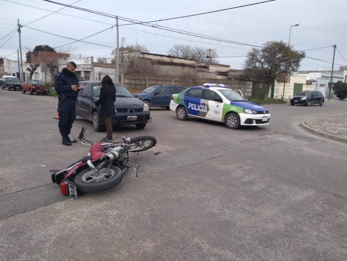 Un hombre herido en choque entre una moto y un auto 