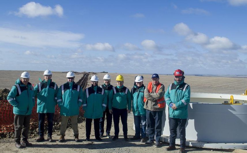 Bertellys encabezó una recorrida por el lugar  donde se construye el Parque Eólico Los Teros
