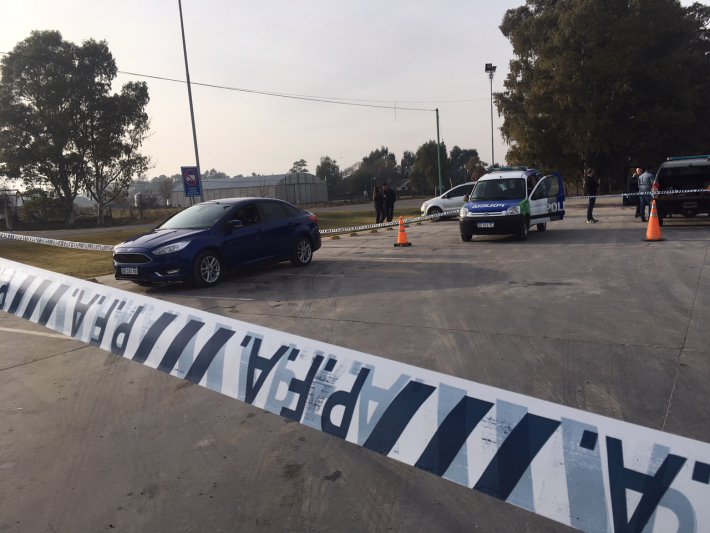 Dos policías heridos en confuso tiroteo