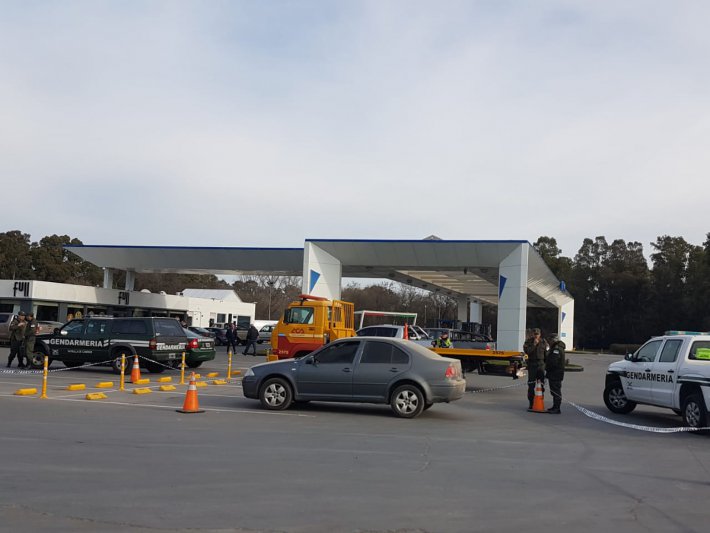 Las cámaras de seguridad de la estación de  servicios registraron el tiroteo entre policías