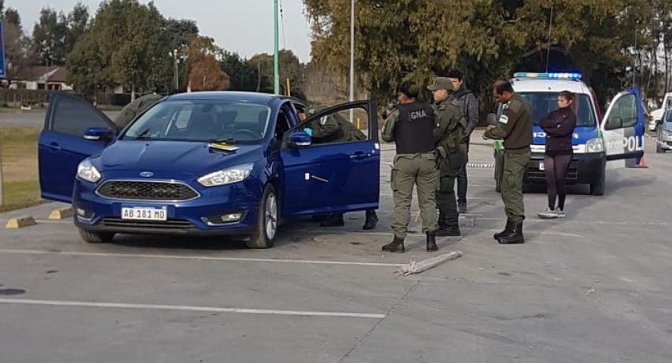 Las cámaras de seguridad de la estación de  servicios registraron el tiroteo entre policías