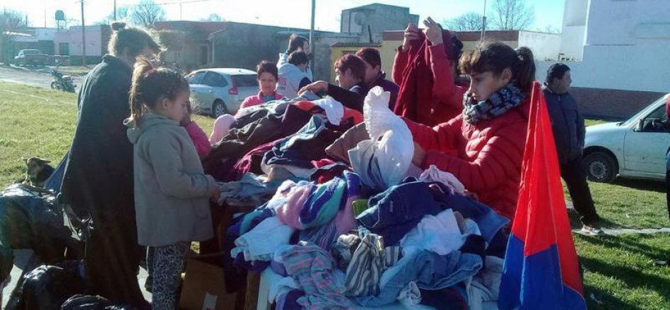 Los Gauchos de Azul donó abrigos en Villa Suiza