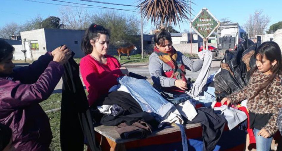 Los Gauchos de Azul donó abrigos en Villa Suiza