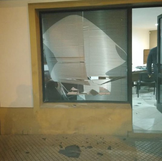 Provocó varios daños y fue detenido