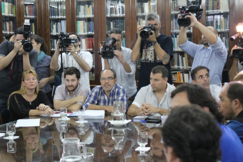 Adelantan cláusula de revisión: estatales cobrarán un aumento salarial del 12,5%