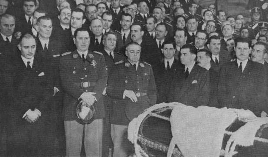 "Cariñosamente, Evita"