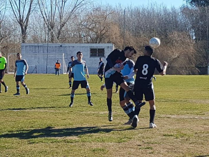 En las tres categorías del fútbol comercial hay cinco punteros