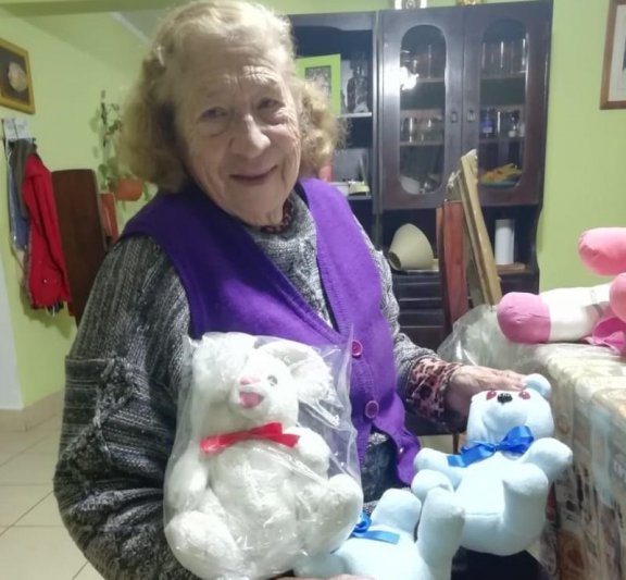 Confeccionando muñecas a  los 85 años para donar
