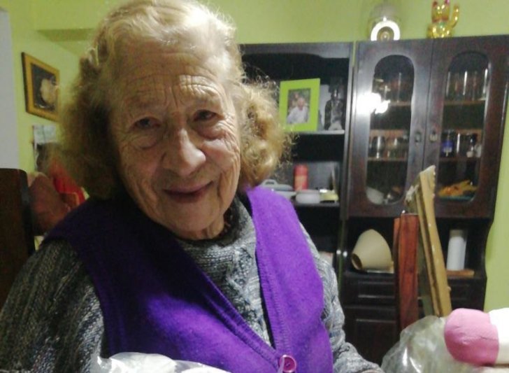 Confeccionando muñecas a  los 85 años para donar