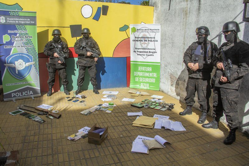 La Policía hizo allanamientos donde incautó  drogas y armas de fuego: cinco aprehendidos 