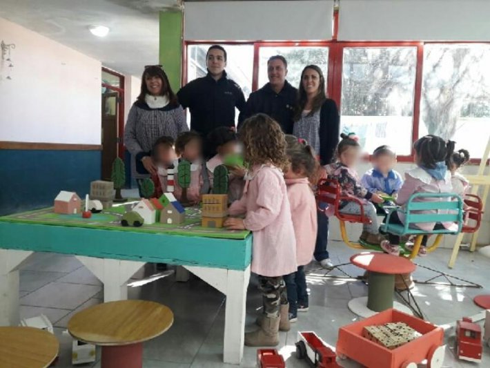 Internos de la Unidad 7 restauraron juegos  para los nenes que concurren al Jardín 909