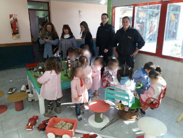 Internos de la Unidad 7 restauraron juegos  para los nenes que concurren al Jardín 909