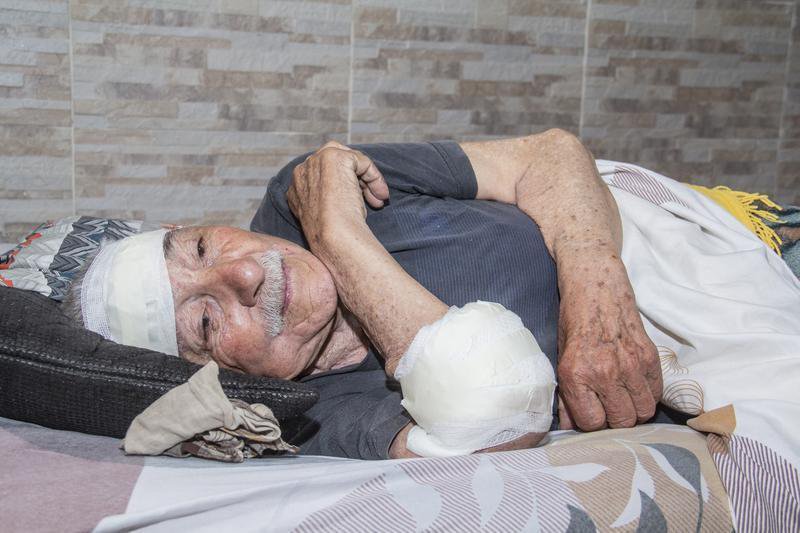 Golpearon a un jubilado para robarle