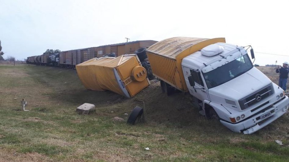 Camión fue embestido por un tren