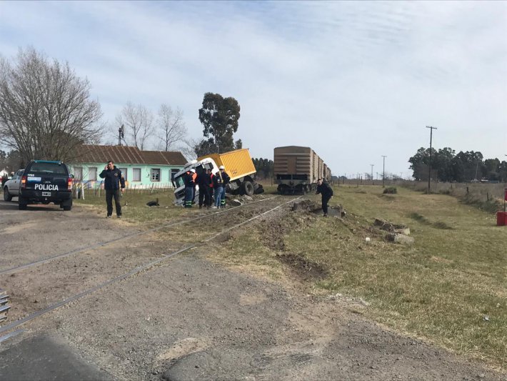 Camión fue embestido por un tren