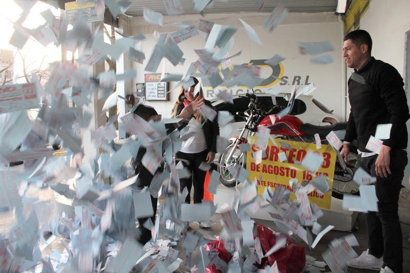 Se realizó el sorteo de una moto  en la Estación de Servicio RYD
