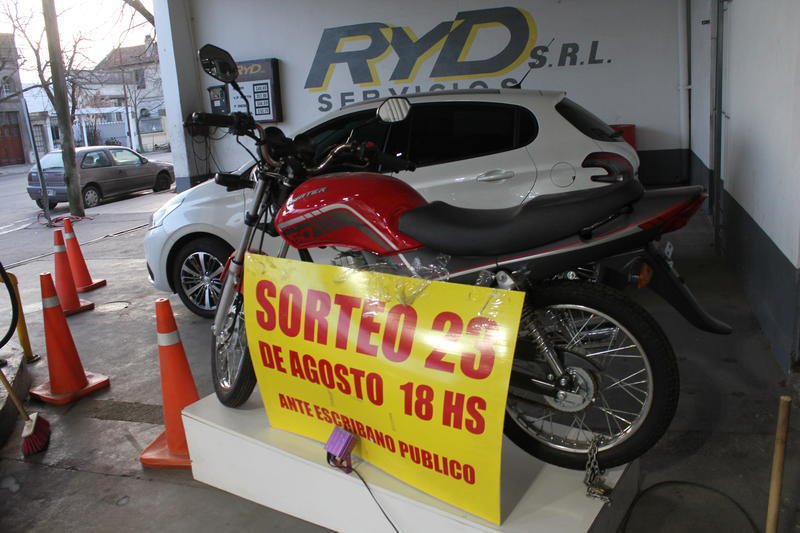 Se realizó el sorteo de una moto  en la Estación de Servicio RYD