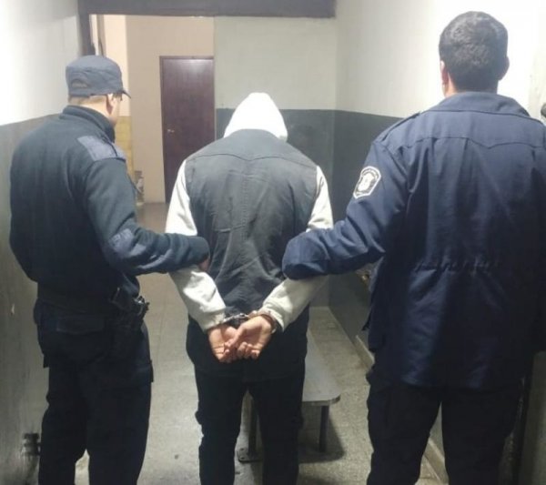 Arrestaron a un joven que en la calle le  había sustraído el teléfono a una mujer