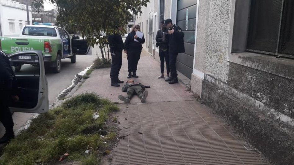 Un hombre evitó que dos menores robaran  su billetera y un teléfono de una ambulancia