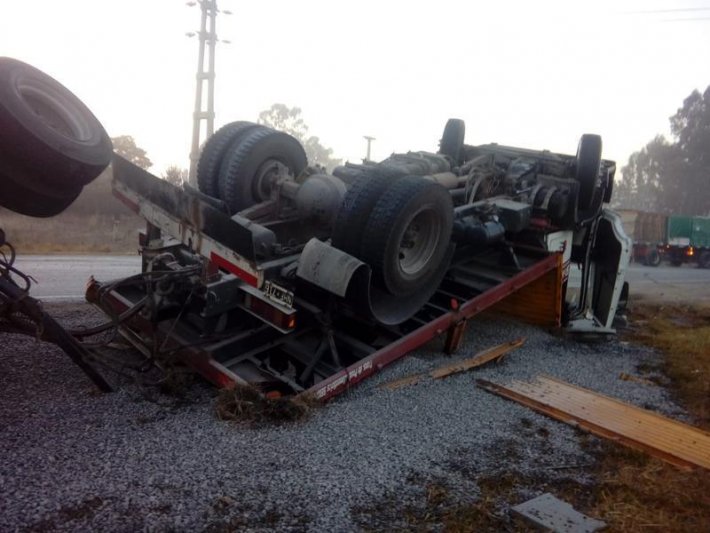 Ruta 51: volcó un camión y el  chofer sufrió lesiones graves