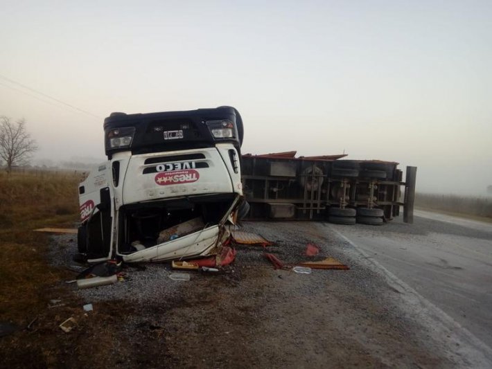 Ruta 51: volcó un camión y el  chofer sufrió lesiones graves