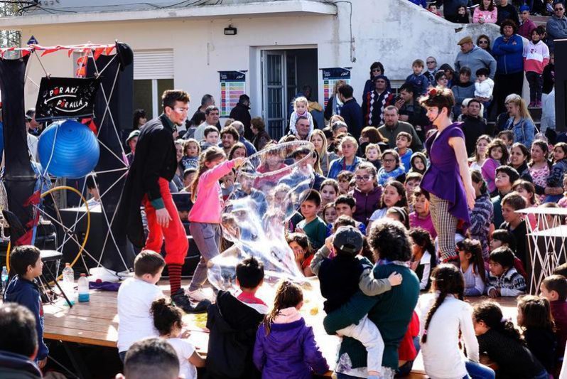 Los festejos por el Día del Niño,  "cabeza a cabeza" con el turf