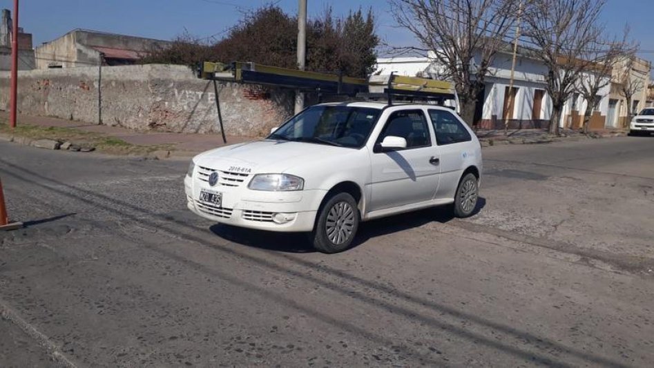 Un auto y una bicicleta, en Moreno y Amado Diab 