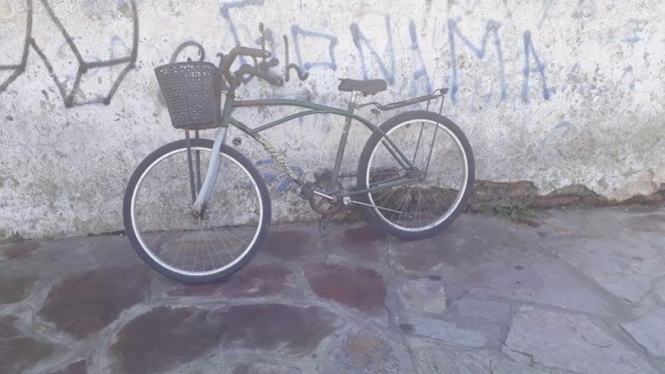 Un auto y una bicicleta, en Moreno y Amado Diab 