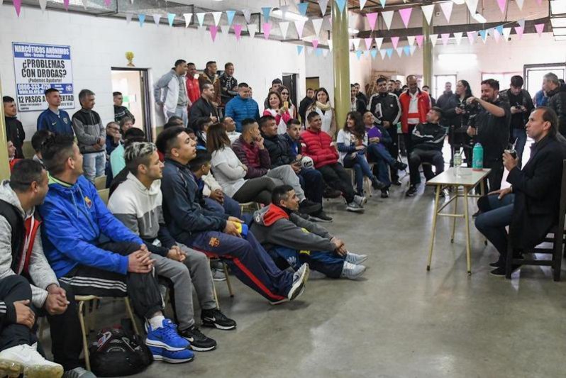 Navarro Montoya brindó una charla motivacional a internos de cárcel de Campana