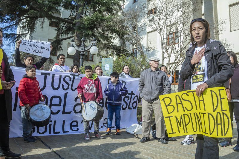Manifestación en Tribunales de familiares  de dos víctimas de un incidente de tránsito 