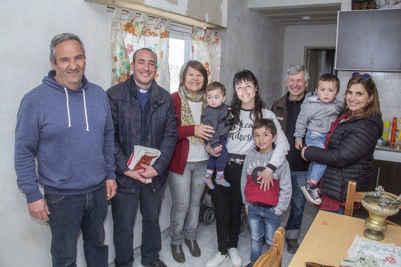 Cáritas propuso, la comunidad colaboró y Delfina y tres nenes, ya tienen casa propia