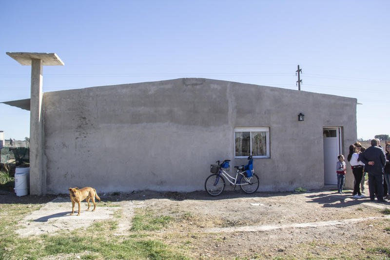 Cáritas propuso, la comunidad colaboró y Delfina y tres nenes, ya tienen casa propia